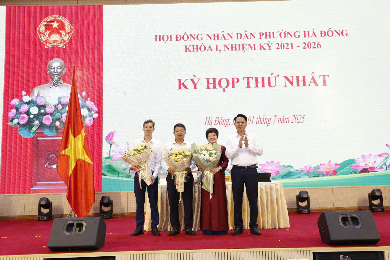 Ngày đầu vận hành chính quyền 2 cấp: Các phường của Hà Nội bắt tay ngay vào thực hiện nhiệm vụ, phục vụ nhân dân 