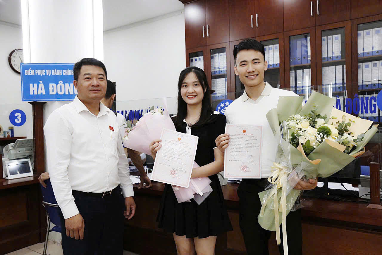 Ngày đầu vận hành chính quyền 2 cấp: Các phường của Hà Nội bắt tay ngay vào thực hiện nhiệm vụ, phục vụ nhân dân 