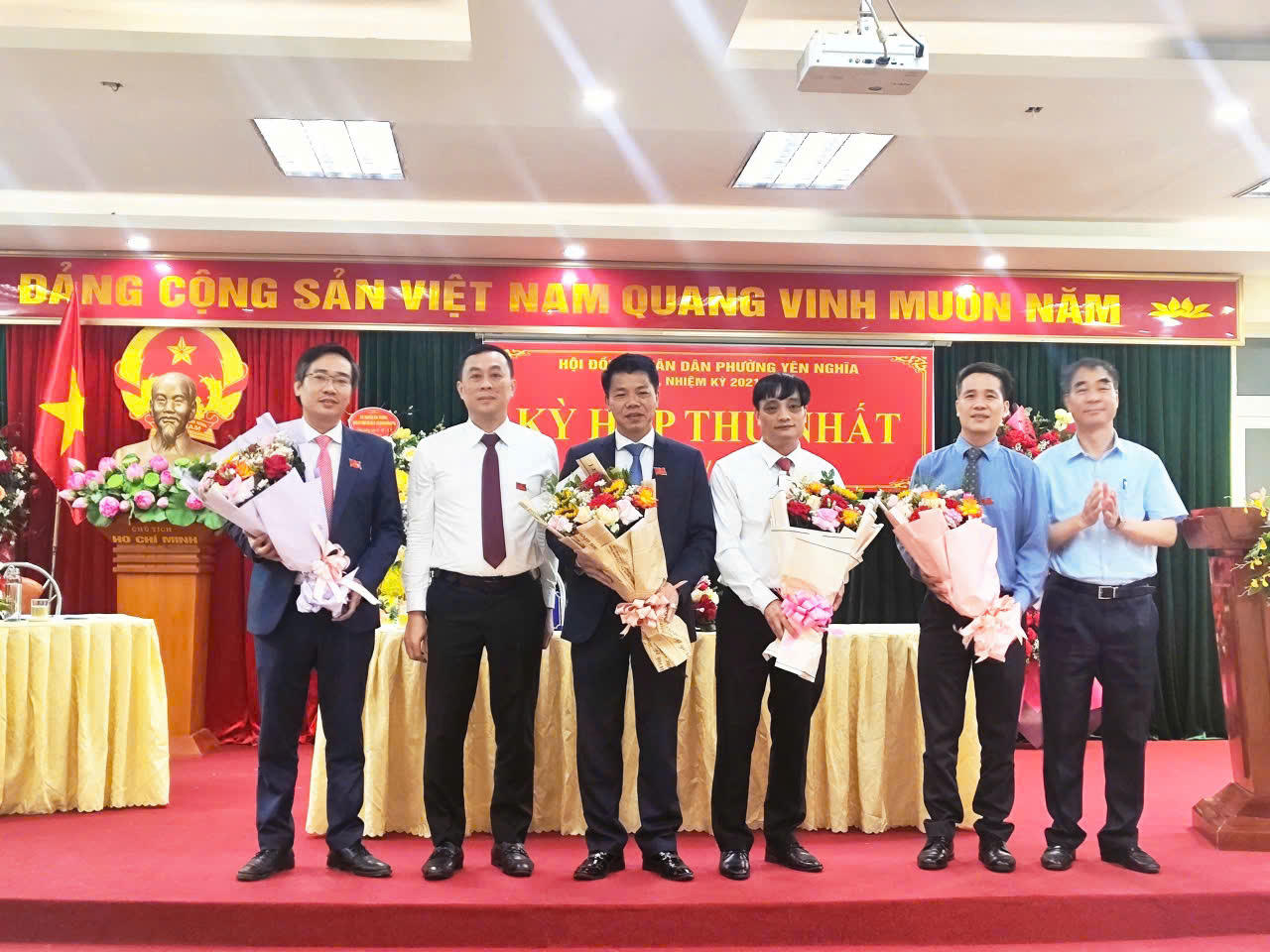 Ngày đầu vận hành chính quyền 2 cấp: Các phường của Hà Nội bắt tay ngay vào thực hiện nhiệm vụ, phục vụ nhân dân 