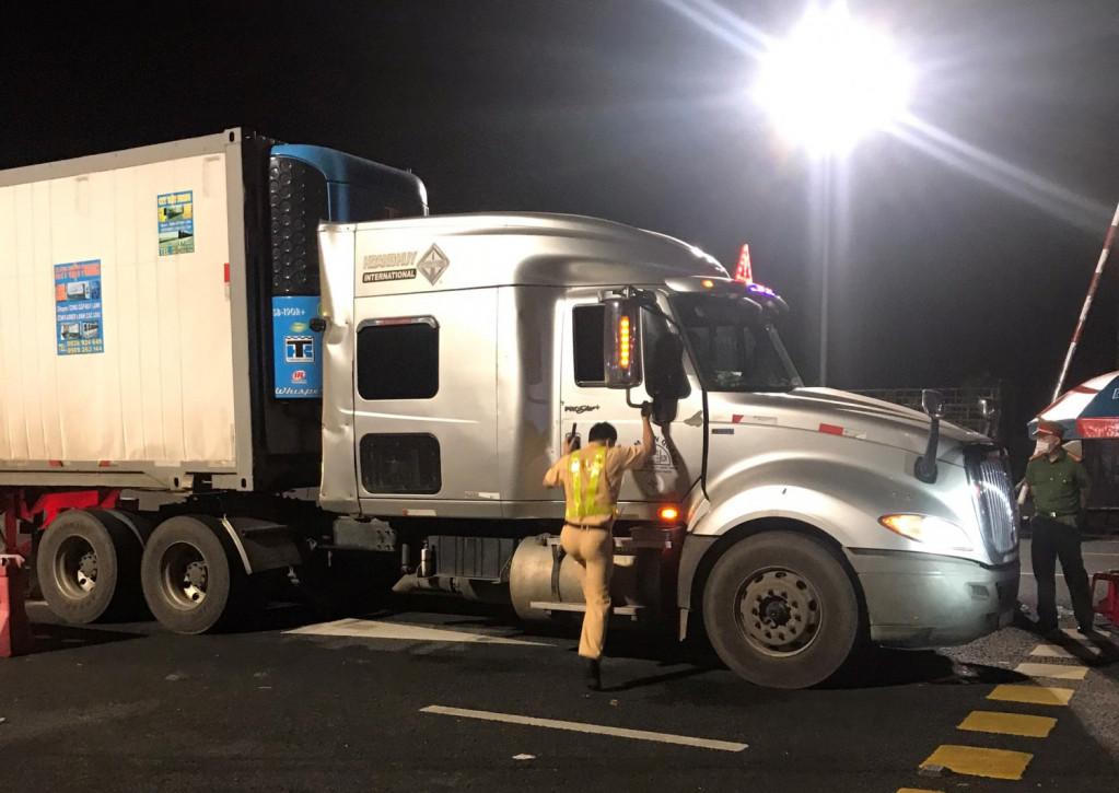 Sử dụng giấy xét nghiệm SARS-CoV-2 giả để qua chốt kiểm dịch