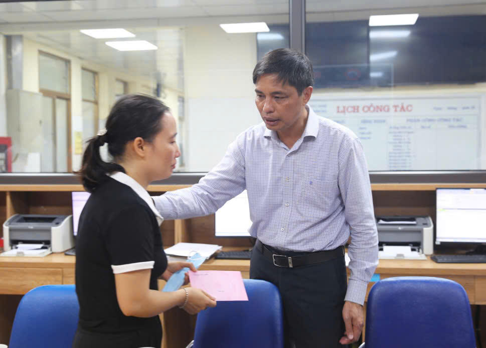 Một công nhân tỉnh khác hỗ trợ khắc phục điện lưới ở Quảng Ninh bị tai nạn lao động