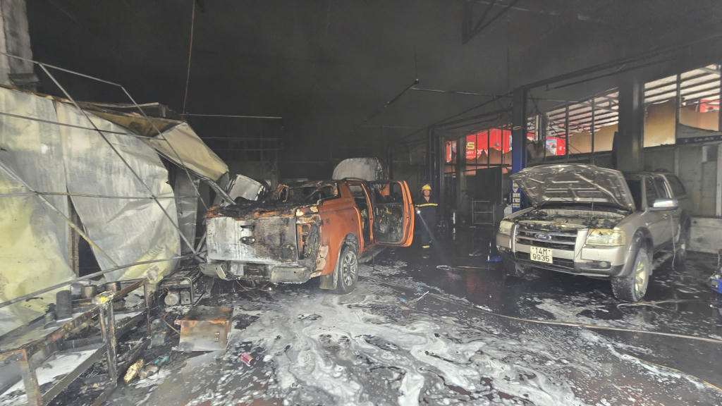 Cháy lớn tại một xưởng sửa chữa ô tô ở Quảng Ninh