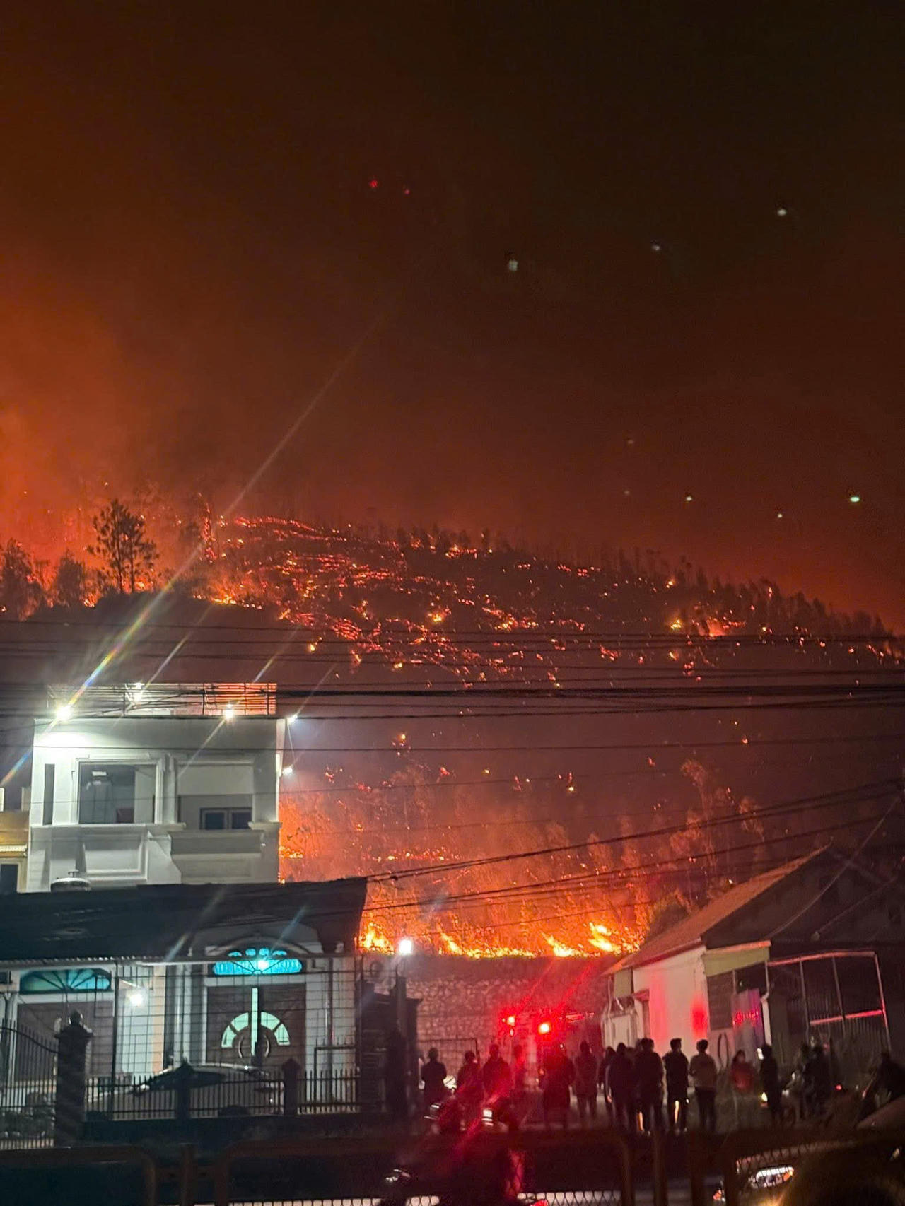 Liên tiếp 2 vụ cháy rừng trong đêm ở Quảng Ninh