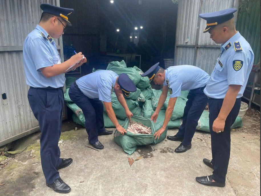 Phát hiện hơn 25 tấn thực phẩm đông lạnh bốc mùi, không rõ nguồn gốc tại Quảng Ninh