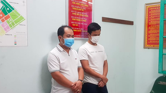 Nhận hối lộ để cho hàng trăm công nhân 'thông chốt' khi chưa có giấy xét nghiệm COVID-19, 2 cán bộ y tế bị bắt tạm giam