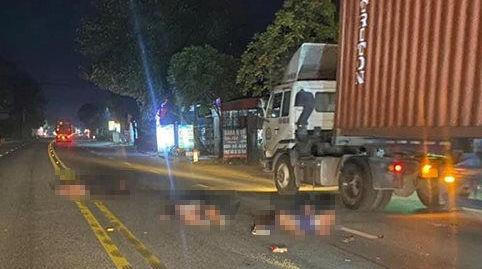 Thái Bình: Xe máy "kẹp 3" va chạm container, 1 người chết, 2 người bị thương nặng.