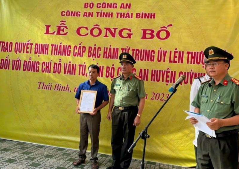 Trao quyết định Truy thăng cấp bậc hàm chiến sỹ công an hy sinh tại Thái Bình