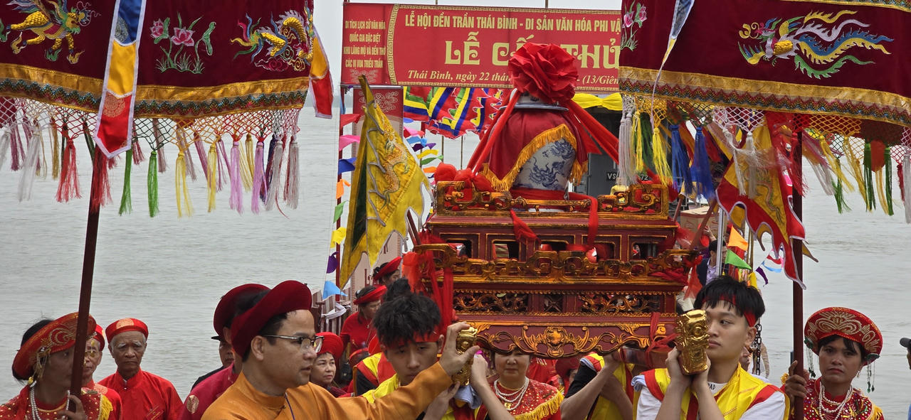 Dòng người đông đúc tham gia lễ rước nước tại Lễ hội đền Trần Thái Bình 2024