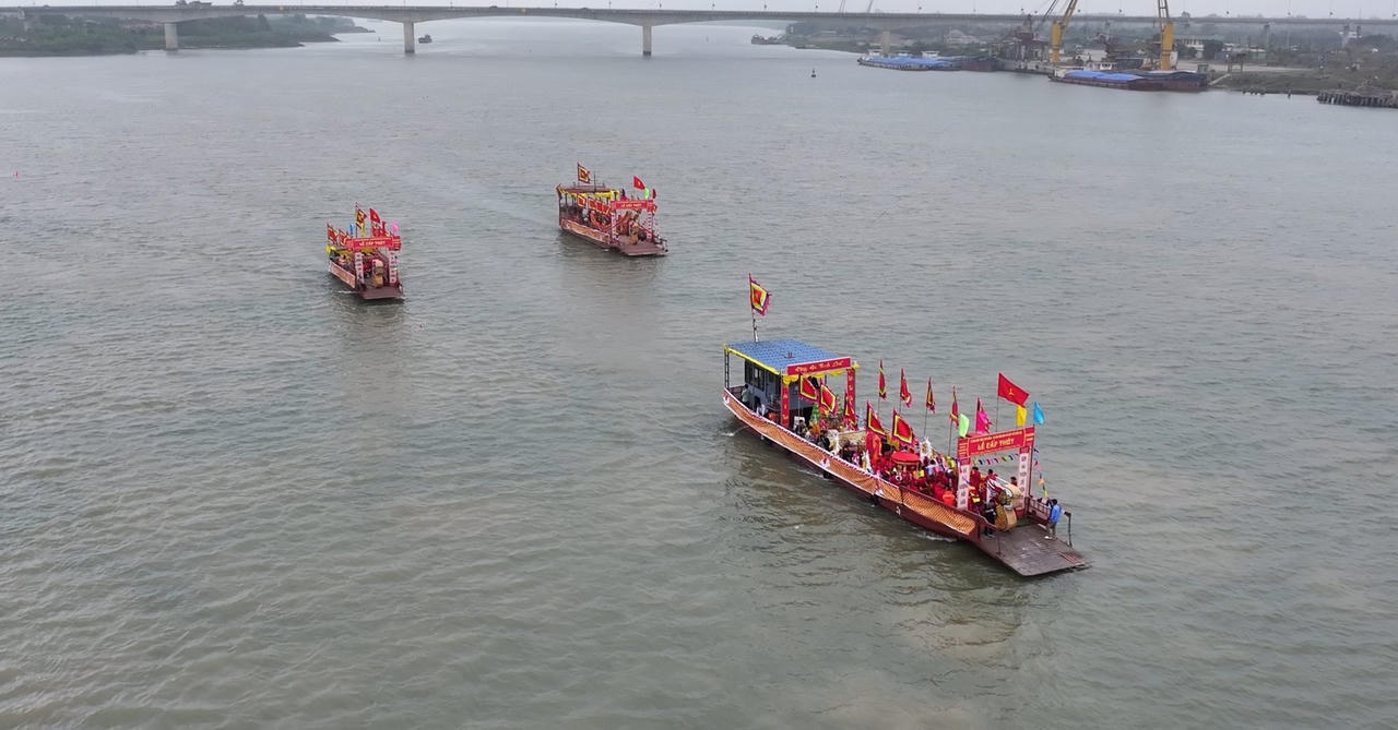 Dòng người đông đúc tham gia lễ rước nước tại Lễ hội đền Trần Thái Bình 2024