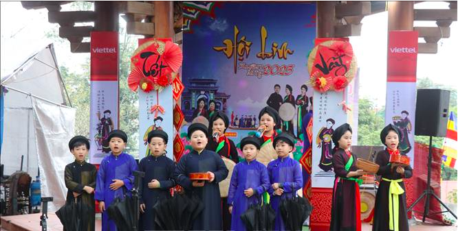 Đông đảo du khách trẩy hội Lim Xuân Ất Tỵ 