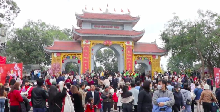 Đông đảo du khách trẩy hội Lim Xuân Ất Tỵ 