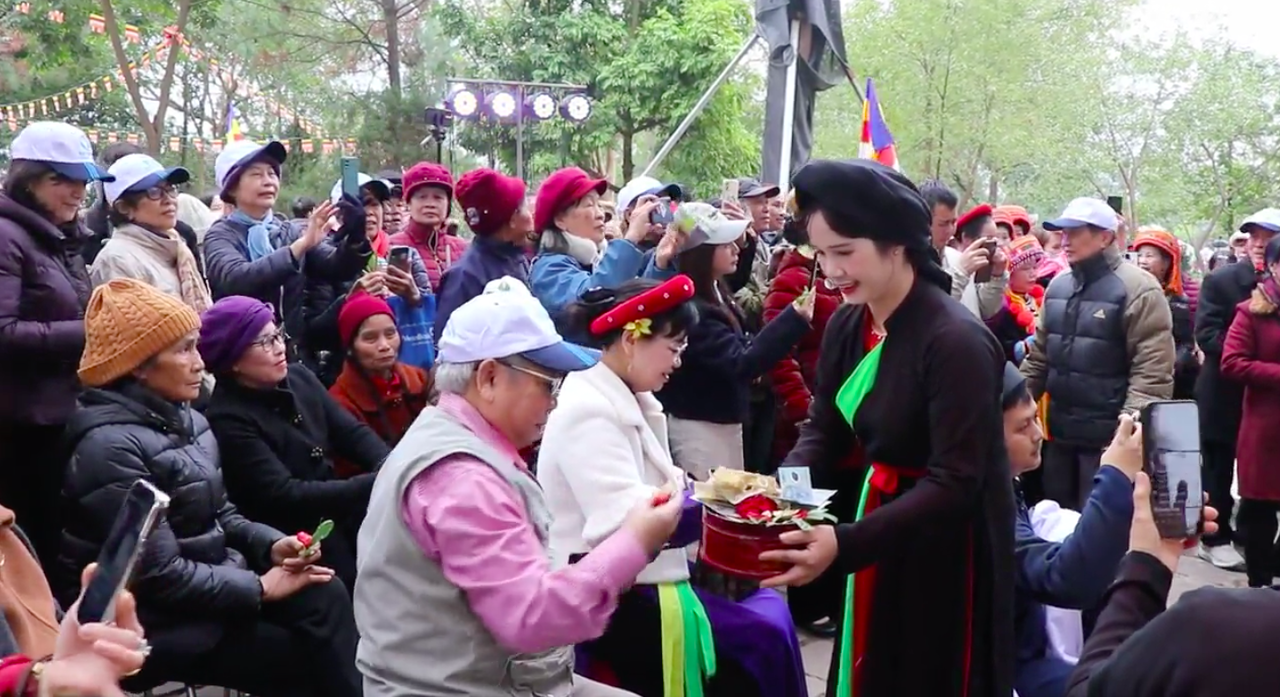 Đông đảo du khách trẩy hội Lim Xuân Ất Tỵ 