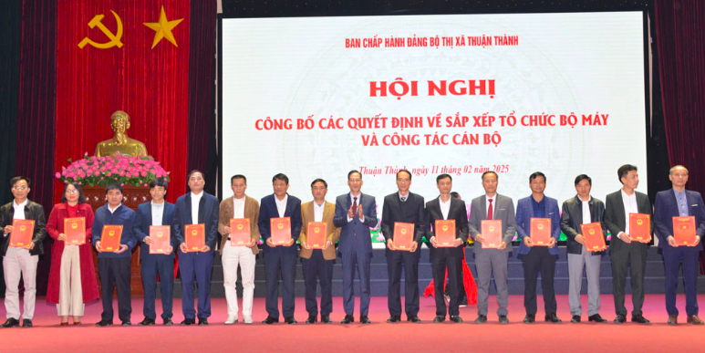 Bắc Ninh: Công bố các Quyết định về tổ chức bộ máy và công tác cán bộ thị xã Thuận Thành