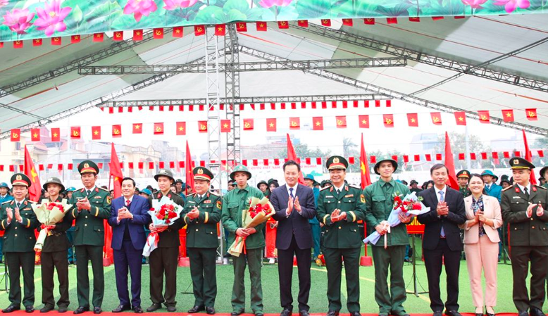 Thanh niên ưu tú toàn quốc phấn khởi lên đường nhập ngũ