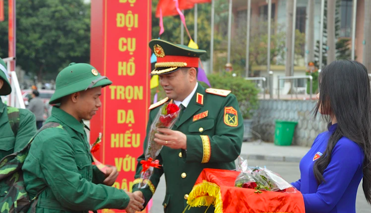 Thanh niên ưu tú toàn quốc phấn khởi lên đường nhập ngũ