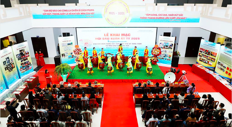 "Báo chí cách mạng Việt Nam: Một thế kỷ xung trận – Tự hào báo chí Hưng Yên" 