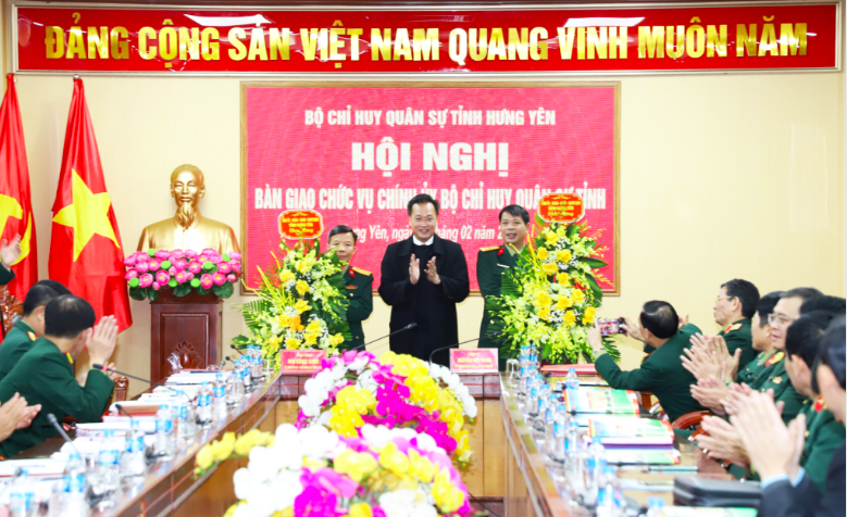 Bàn giao chức vụ Chính ủy Bộ chỉ huy quân sự tỉnh Hưng Yên
