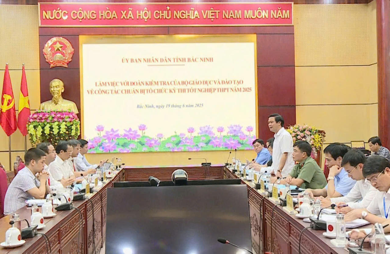 Thứ trưởng Bộ GD&ĐT kiểm tra công tác chuẩn bị Kỳ thi tốt nghiệp THPT tại Bắc Ninh