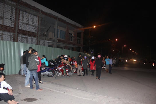 Đà Nẵng:Hàng trăm người dân kéo tới sân bay chờ ông Nguyễn Bá Thanh trở về