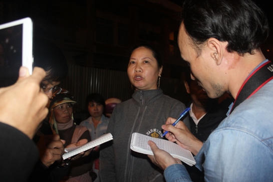 Đà Nẵng:Hàng trăm người dân kéo tới sân bay chờ ông Nguyễn Bá Thanh trở về