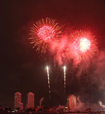Pháo hoa 3 Châu lục rực sáng trên bầu trời Đà Nẵng