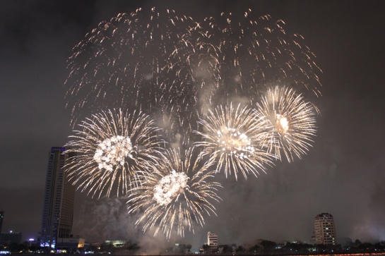Pháo hoa 3 Châu lục rực sáng trên bầu trời Đà Nẵng