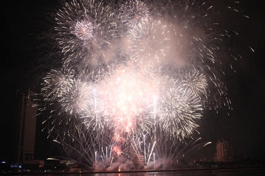 Pháo hoa 3 Châu lục rực sáng trên bầu trời Đà Nẵng