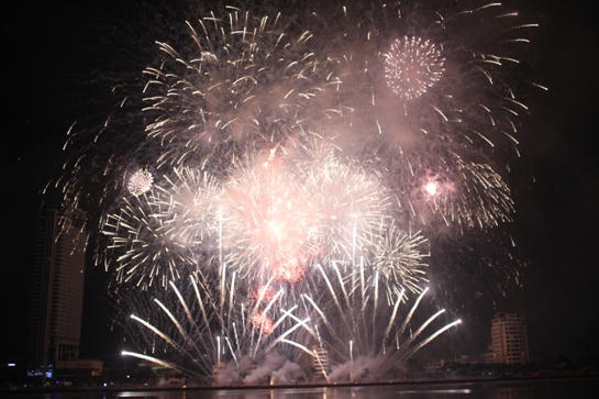 Pháo hoa 3 Châu lục rực sáng trên bầu trời Đà Nẵng
