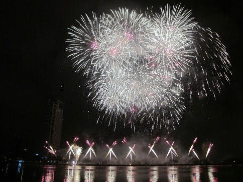 Pháo hoa 3 Châu lục rực sáng trên bầu trời Đà Nẵng