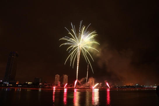 Pháo hoa 3 Châu lục rực sáng trên bầu trời Đà Nẵng