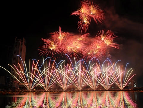 Pháo hoa 3 Châu lục rực sáng trên bầu trời Đà Nẵng