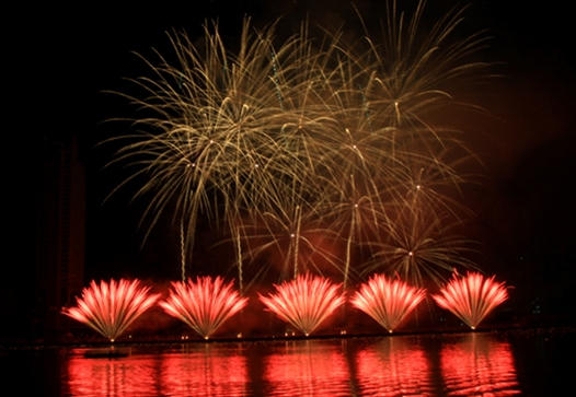 Pháo hoa 3 Châu lục rực sáng trên bầu trời Đà Nẵng