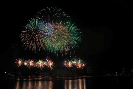 "Bản giao hưởng sắc màu" pháo hoa lên ngôi ở Đà Nẵng
