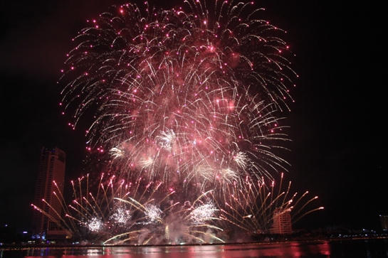 "Bản giao hưởng sắc màu" pháo hoa lên ngôi ở Đà Nẵng