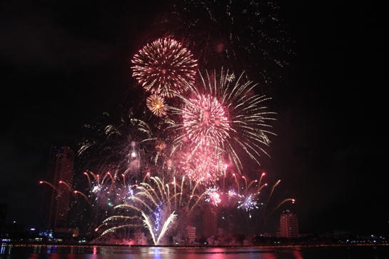 "Bản giao hưởng sắc màu" pháo hoa lên ngôi ở Đà Nẵng