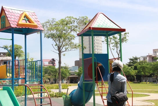 Bắt gã trai chuyên quấy rối các bé gái trong công viên