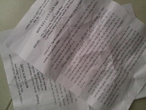 Công nhân công ty môi trường đô thị kêu cứu trước cổng Thành ủy Đà Nẵng