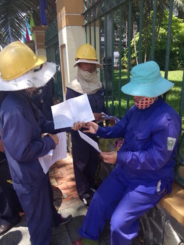 Công nhân công ty môi trường đô thị kêu cứu trước cổng Thành ủy Đà Nẵng