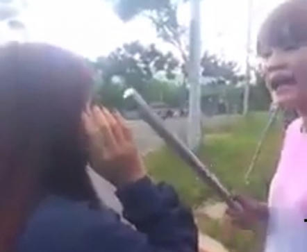 Nữ sinh cầm thanh sắt đánh bạn và nạn nhân đều bỏ học