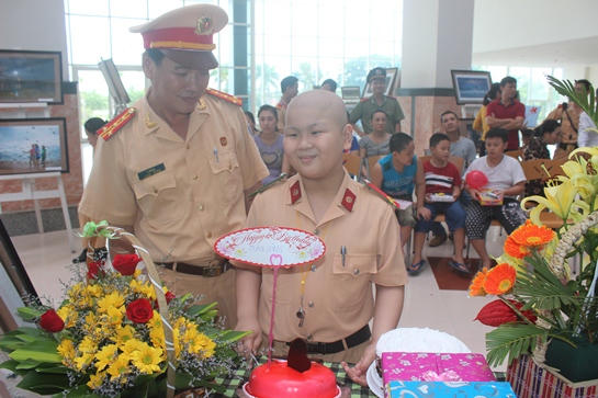Bé trai 10 tuổi bị ung thư thỏa ước mơ được làm CSGT