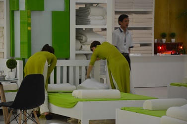 Vụ “cấm cửa” người Việt: Sai quy định nhưng không có chế tài xử lý!