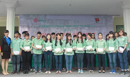 10 triệu đồng được trao ủng hộ ngư dân bị tàu Trung Quốc đâm