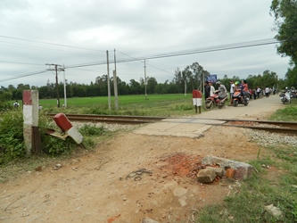 Tàu “quăng” ô tô bẹp dúm, 2 cán bộ ngành giáo dục thiệt mạng