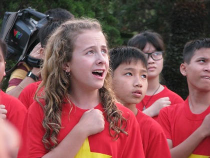 Cô bé 11 tuổi, đi 80 quốc gia hát quốc ca gây quỹ từ thiện