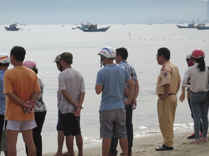 Đà Nẵng giải cứu cá heo dạt bờ