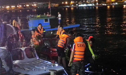 Live: Vụ lật tàu trên sông Hàn - còn 3 nạn nhân chưa được tìm thấy