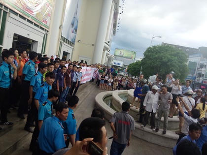 Hàng trăm tiểu thương phản ứng do tranh chấp giữa Big C Đà Nẵng và DMC