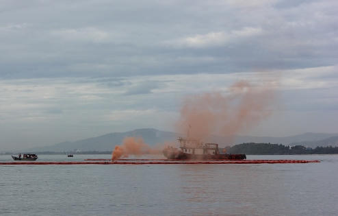 Ứng cứu “sự cố” tràn dầu tại Cảng Liên Chiểu