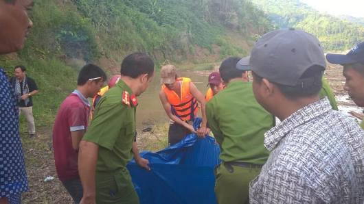 Hình ảnh nghẹn lòng tìm kiếm nạn nhân trong sự cố vỡ hầm dẫn dòng thủy điện sông Bung 2