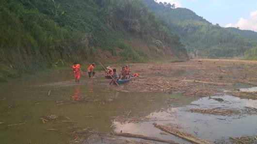Hình ảnh nghẹn lòng tìm kiếm nạn nhân trong sự cố vỡ hầm dẫn dòng thủy điện sông Bung 2